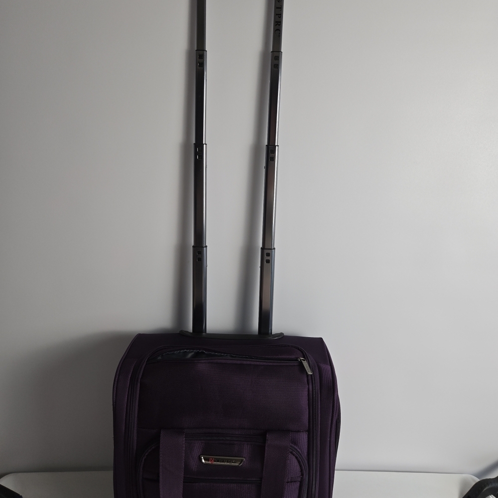 NWOT TPRC Purple Travel Bag And USB Port Shoe Pocket Retractable Handle Carry-on - Picture 3 of 16